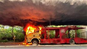 台中74號橋下，大型托運車火燒車，大量濃煙竄出，核爆蕈狀雲(圖／翻攝畫面)