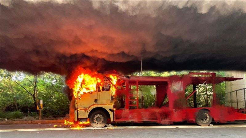 火燒車黑煙狂捲　燒成駭人核爆蕈狀雲