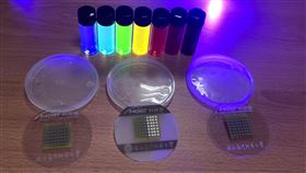 台日團隊研究新型發光記憶體 登上國際期刊科技部22日舉行記者會，台師大團隊發表新世代發光記憶體研究成果。圖為團隊透過調控鈣鈦礦量子點的合成大小，就可以有效控制發光波長，因而有不同的顯示顏色，可涵蓋整個可見光譜。中央社記者蘇思云攝 110年9月22日