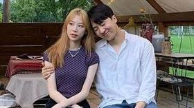 肌肉山山和女友AA在一起後，經常拍攝情侶互整影片。（圖／翻攝自肌肉山山YouTube）