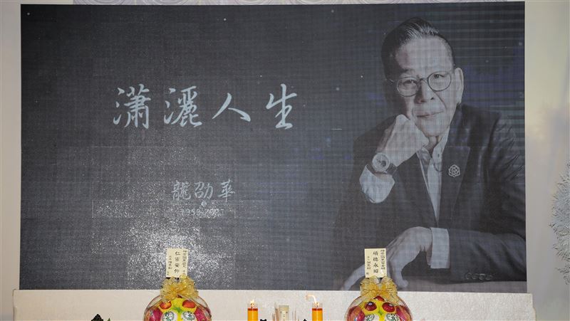 龍劭華托腮燦笑帥炸！家屬曝遺照內幕