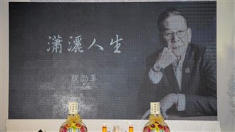 龍劭華托腮燦笑帥炸！家屬曝遺照內幕