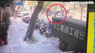 恐怖瞬間！滿載4輛轎車拖運車壓駕駛