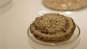 儘管目前科技仍未能分析出內餡成分，但專家認為，餡料應包含棗、核桃、葡萄及其他果仁。（圖／翻攝自看看新聞）