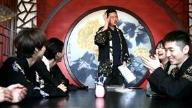 劇本殺遊戲在中國興起  受年輕人歡迎結合角色扮演、情節推理、多人互動為一的「劇本殺」遊戲，近年來成為中國年輕人熱門的實體社交活動。圖為3月時，在陝西西安市一家「劇本殺」店面內，主持人在向玩家講解劇情；當時西安這類店面已有數百家。（中新社提供）中央社  110年9月22日