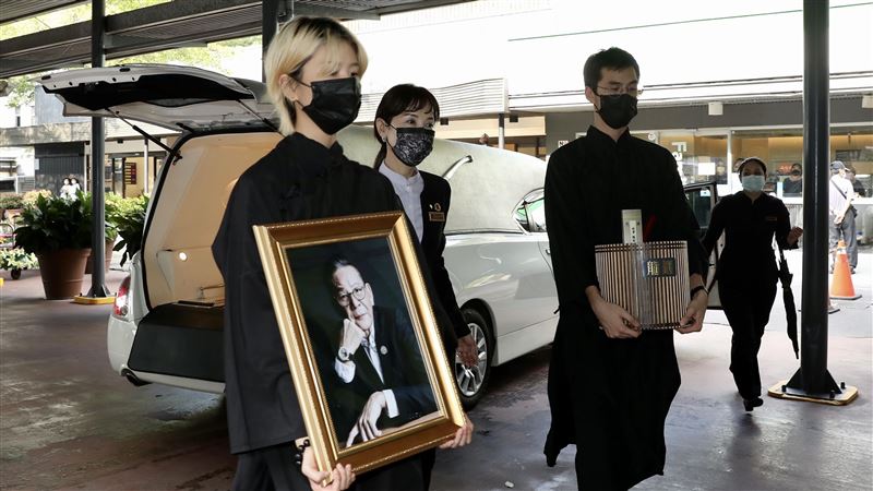 龍劭華煙化成仙　遺孀不避諱淚別相送