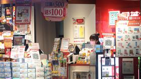 疫情好轉  勞動市場持續回溫隨著國內疫情好轉，勞動市場也持續回溫，主計總處22日發布8月失業率為4.24%，8月就業人數為1139.9萬人，月增3.5萬人，其中服務業部門及工業部門雙雙呈現成長。中央社記者鄭傑文攝  110年9月22日