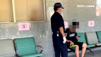 金門男大生拒快篩 不甩警翹腳滑手機