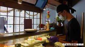 25歲創業遇疫情　靠生魚片蛋糕救命（麻煩其它稿件勿用，謝謝～～～）／記者張雅筑攝