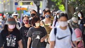 微解封  台北內科上班人潮國內COVID-19疫情趨穩，13日起微解封。台北市內湖科技園區19日上午通勤時間，大批上班族下捷運走路進入園區。中央社記者王飛華攝  110年7月19日