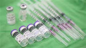 校園疫苗接種  醫護人員準備（2）台北市22日起進行COVID-19（2019冠狀病毒疾病）BNT疫苗校園接種計畫，醫護團隊前進校園為學生施打疫苗，開始前醫護人員先將疫苗備妥。中央社記者張新偉攝  110年9月22日