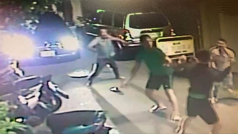 找友壯膽提分手　恐怖情人怒揮刀亂砍