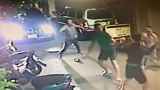 找友壯膽提分手　恐怖情人怒揮刀亂砍