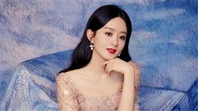 趙麗穎21日晚間以裸色低胸禮服出席中秋晚會，舉手自拍胸前空隙引起討論。微博