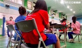 台東高商今上午有女學生打完BNT疫苗後，接種處出現紅腫癢感仍未解。（圖／記者王浩原攝影）