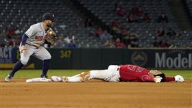 大谷翔平盜壘失敗躺平在二壘。（圖／美聯社／達志影像）