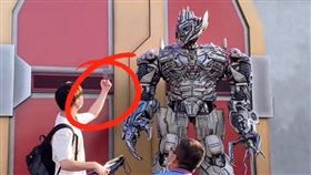 北京環球影城遊客「比中指」　密卡登怒：骯髒的人類下去！（圖／翻攝自法治日報微博）