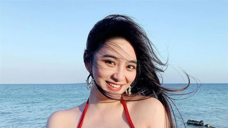 全台「最兇」護理師　海灘狂洩雪胸