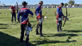 射箭世錦賽  台灣反曲弓男團將與日本爭銅（2）東京奧運台灣男團銀牌魏均珩（右2）23日在世界射箭錦標賽率領反曲弓男團闖進4強賽，可惜最終以2比6敗下陣來，25日凌晨將與日本隊角逐銅牌。（教練許語喬提供）中央社記者黃巧雯傳真  110年9月23日