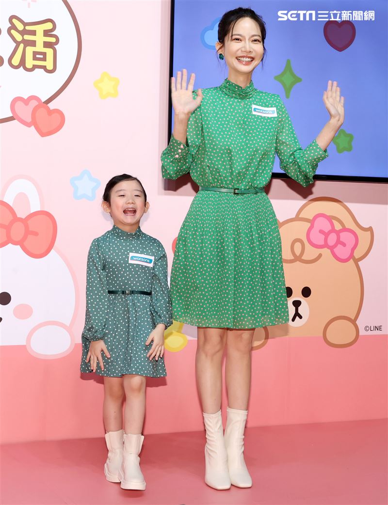 曾之喬出席代言活動與小朋友童趣唱遊。（記者邱榮吉/攝影）