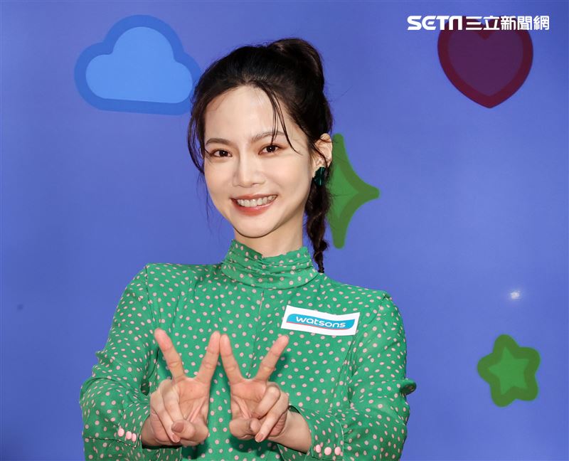 曾之喬出席代言活動與小朋友童趣唱遊。（記者邱榮吉/攝影）