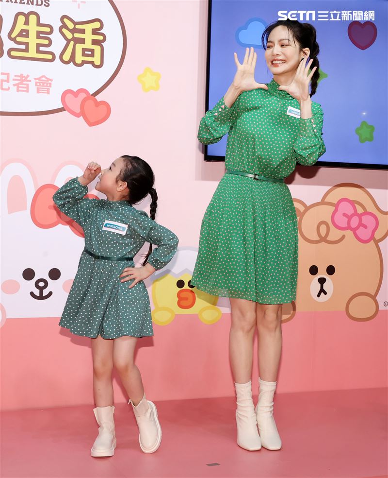 曾之喬出席代言活動與小朋友童趣唱遊。（記者邱榮吉/攝影）