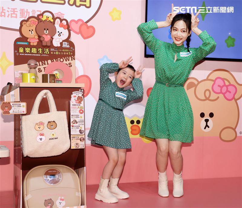 曾之喬出席代言活動與小朋友童趣唱遊。（記者邱榮吉/攝影）