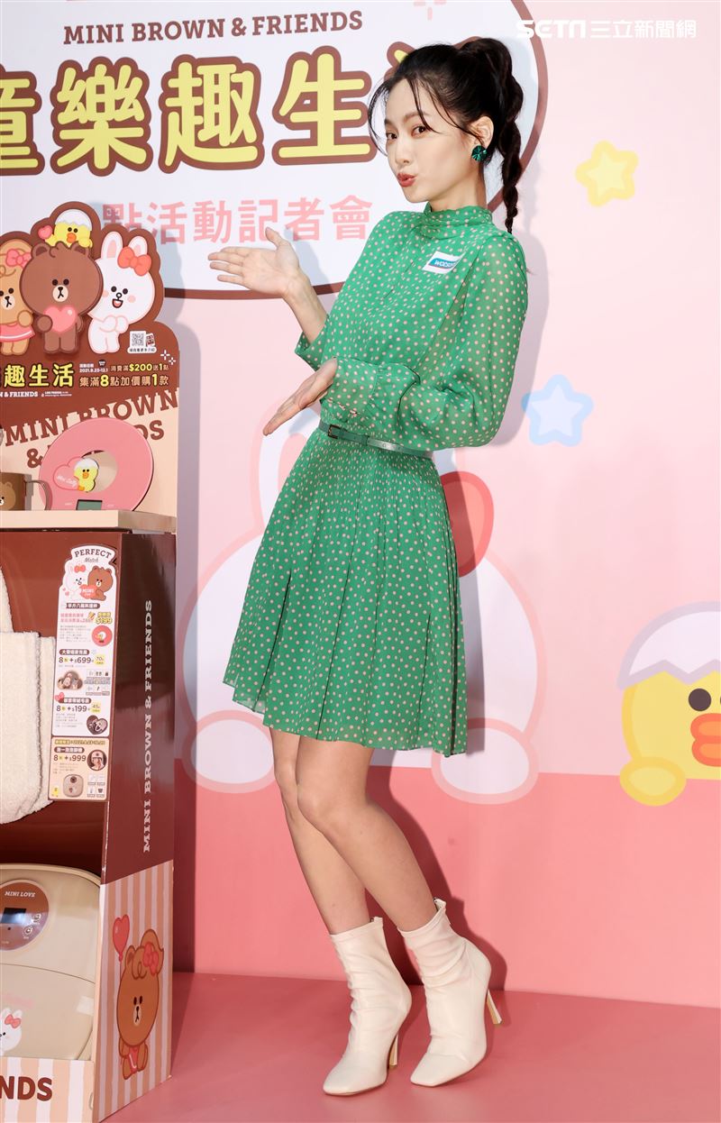 曾之喬出席代言活動與小朋友童趣唱遊。（記者邱榮吉/攝影）