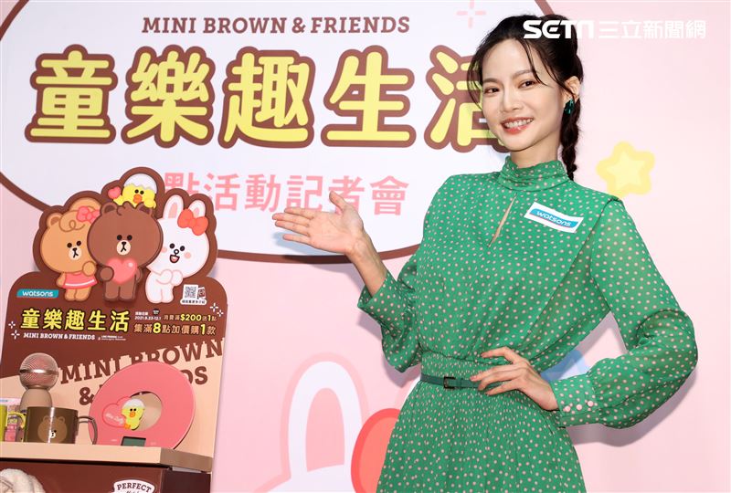 曾之喬出席代言活動與小朋友童趣唱遊。（記者邱榮吉/攝影）