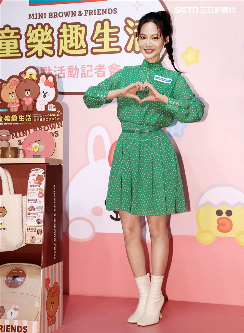 曾之喬出席代言活動與小朋友童趣唱遊。（記者邱榮吉/攝影）