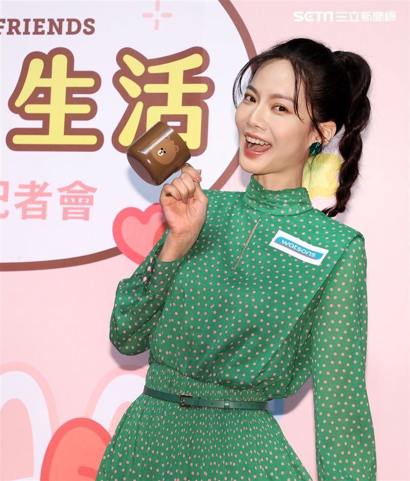 曾之喬出席代言活動與小朋友童趣唱遊。（記者邱榮吉/攝影）