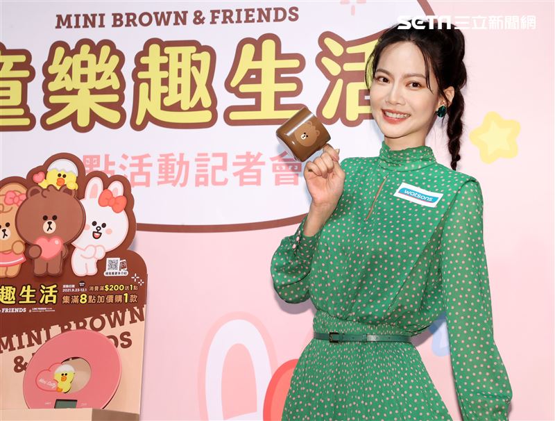 曾之喬出席代言活動與小朋友童趣唱遊。（記者邱榮吉/攝影）