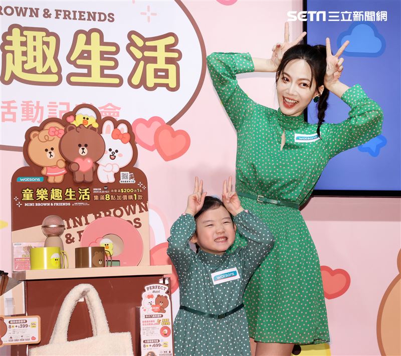 曾之喬出席代言活動與小朋友童趣唱遊。（記者邱榮吉/攝影）