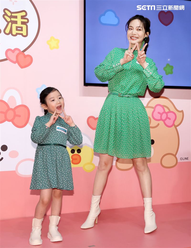 曾之喬出席代言活動與小朋友童趣唱遊。（記者邱榮吉/攝影）