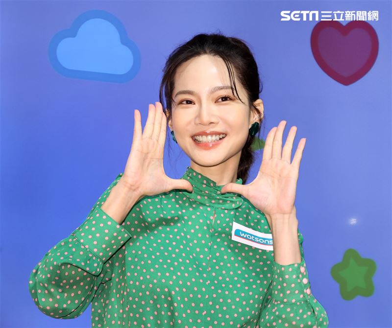 曾之喬出席代言活動與小朋友童趣唱遊。（記者邱榮吉/攝影）