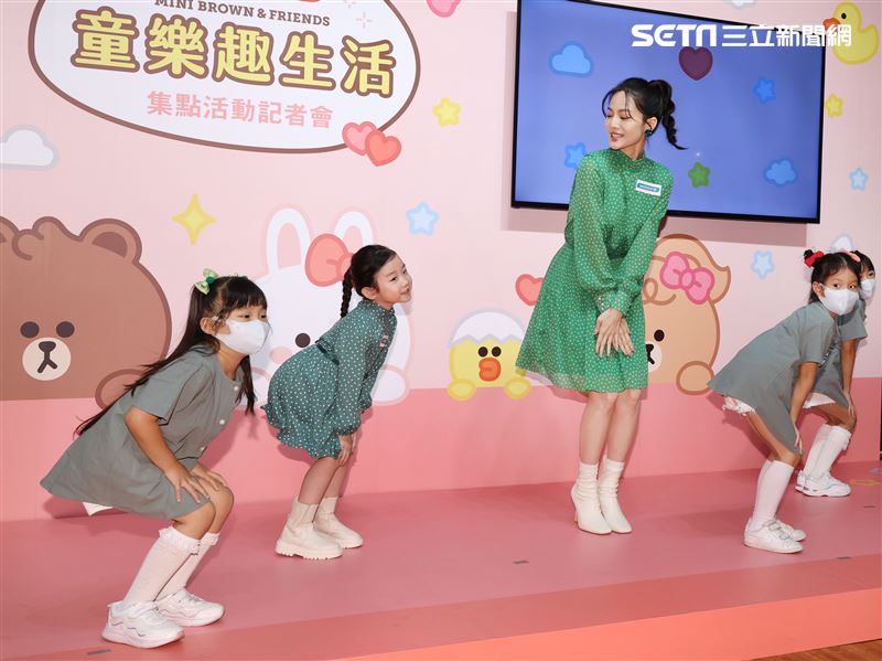 曾之喬出席代言活動與小朋友童趣唱遊。（記者邱榮吉/攝影）