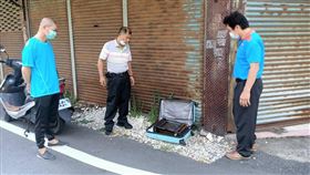 彰化縣溪湖鎮大政三街與地政51巷口，藍色行李箱，祖先牌位，大突里里長謝章啟（圖／民眾提供）