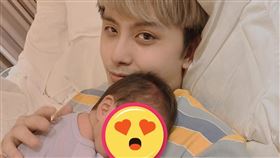 田亞霍帥兒滿月了！趴胸萌樣曝光（圖／翻攝自田亞霍臉書）