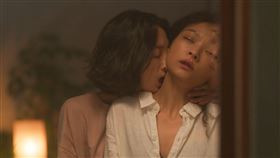 韓寧、余佩真在《蝴蝶》上演女女吻。（高雄電影節提供）