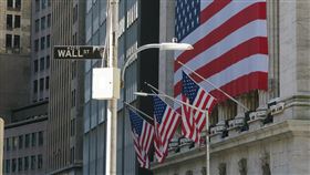 美股道瓊大漲506點  週線由黑翻紅隨著中國恆大集團財務危機引發的恐懼緩和，美股道瓊指數當地時間23日大漲506點，週線由黑翻紅。圖為華爾街路標及紐約證券交易所。中央社記者尹俊傑紐約攝  110年9月24日