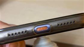 手機插腳架慘摔！她充電孔卡異物急哭　網曝神解法：秒拿出（圖／翻攝自爆廢公社公開版）