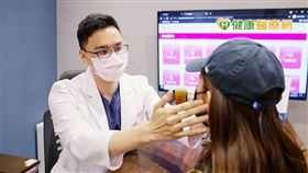 因臉部表情動作產生的紋路稱為「動態紋」，常見的譬如驚訝時的抬頭紋、焦慮時的皺眉紋、微笑時的魚尾紋，都是歸類在動態紋的項目。當動態紋出現時間一久，某些動態紋會逐漸變成靜態紋。