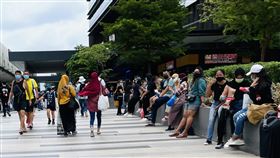 新加坡添1504人染疫 單日確診人數再創新高新加坡23日新增1504人確診，再度刷新星國單日確診人數的最高紀錄，圖為巴耶利峇地鐵站附近廣場的人群。攝於19日。 中央社記者侯姿瑩新加坡攝 110年9月24日