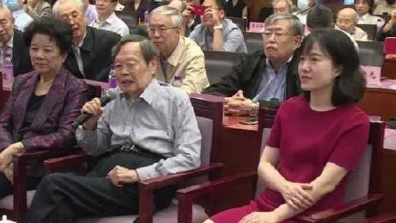 諾貝爾獎得主百歲　小54歲妻像孫女