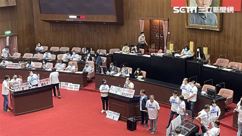 藍委續佔議場不讓蘇揆上台！綠委備戰