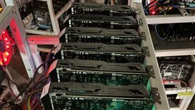 刑事局電偵二隊，挖礦集團，挖礦機，機房起火，竊電私接點過熱起火燃燒 (圖／刑事局電偵二隊提供)