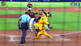 江坤宇和詹子賢在本壘相撞。（圖／翻攝自CPBl TV）