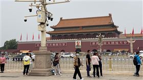 中共政法委：安全環境趨複雜  要提高監視覆蓋率中共中央政法委員會秘書長陳一新近日到廣東深圳視察時提出，當前中國國內外安全環境趨於複雜，要優化網格化管理機制，提高影像監控覆蓋率等。圖為北京天安門廣場監視器，拍攝於6月8日。中央社記者繆宗翰北京攝  110年9月24日