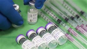 校園疫苗接種  醫護人員準備（3）台北市教育局表示，北市共147所高中職、國中、特教學校、外僑學校和五專等，22日起至10月6日分兩階段替約14萬8760名學生校內接種。圖為醫護人員備妥疫苗，準備為青年學子接種注射。中央社記者張新偉攝  110年9月22日