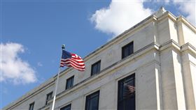 美國參議院外委會25日審議台北法案美國參議院外交委員會預計25日審議「台北法案」。圖為美國國會附近大樓懸掛的美國國旗。中央社記者徐薇婷華盛頓攝　108年9月25日